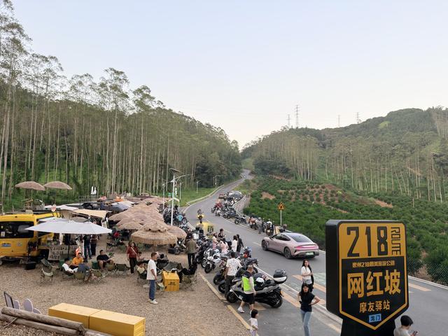 位于龙门县龙华镇的218最美旅游公路网红坡引来不少游客。 惠州日报记者黄宇翔 摄
