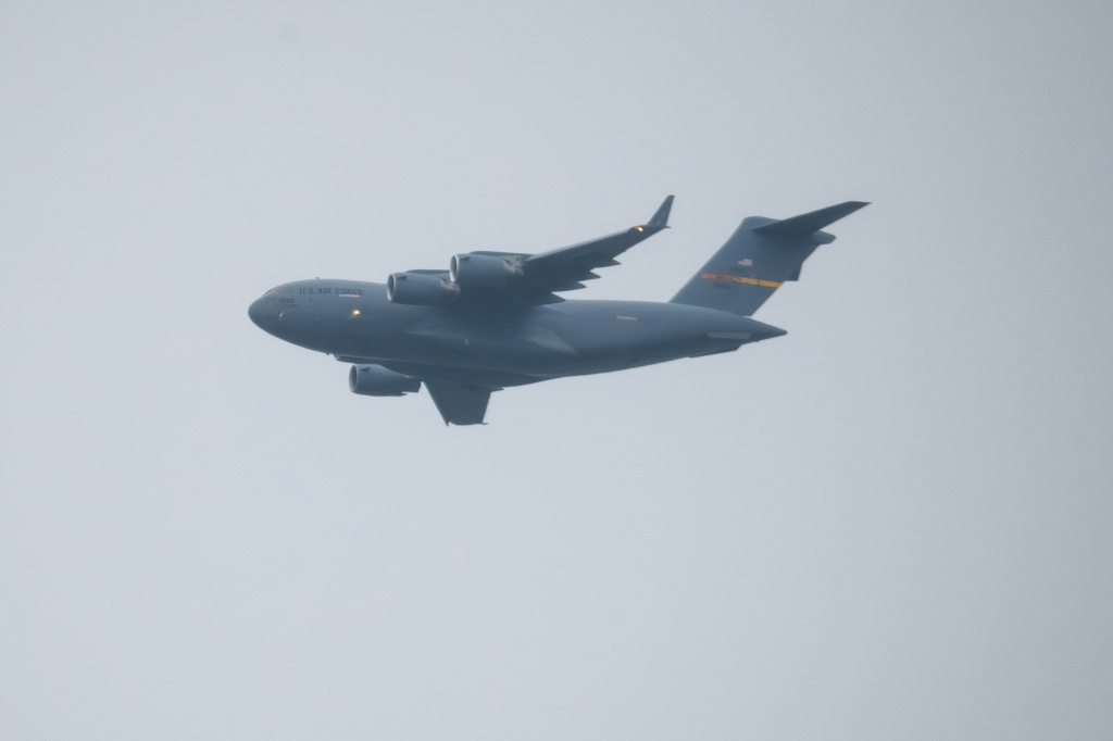 美国空军C-17运输机飞抵北京首都国际机场。视觉中国 图