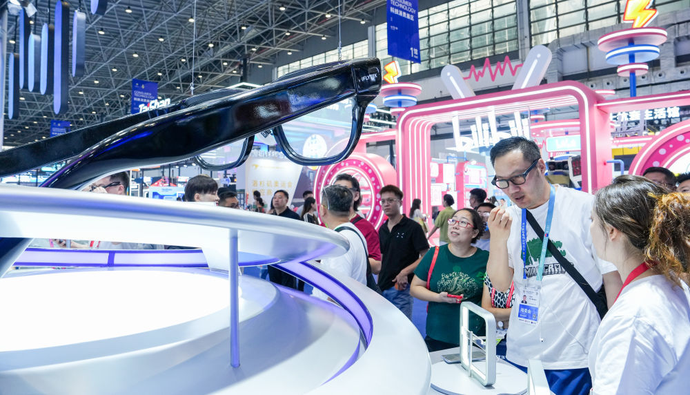 ↑ 4月14日，观众在第六届消博会科技消费展区了解科大讯飞的AI眼镜产品。新华社记者 杨冠宇 摄