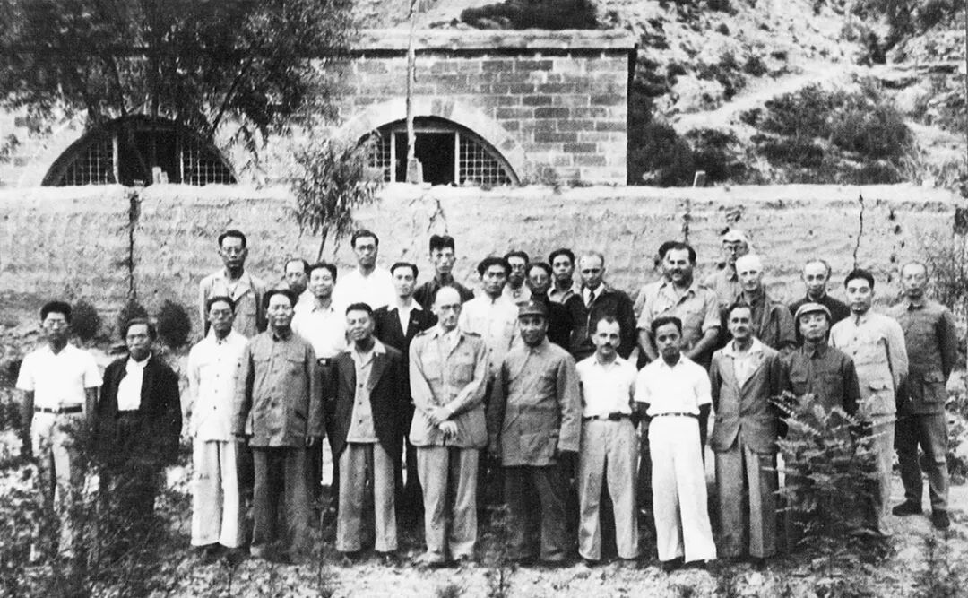 1944年6月，毛泽东、朱德等会见冲破国民党政府阻挠到延安访问的中外记者西北参观团斯坦因、爱泼斯坦、福尔曼等。