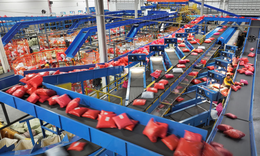 在江苏南通一家国际物流园分拣中心,工作人员在分拣货物(2023年12月20日摄,无人机照片)。“十四五”期间,面对地缘政治风险和贸易壁垒,我国以跨境电商、保税维修、市场采购等为代表的新业态新模式助力各国消费者、生产者“买全球、卖全球”,成为稳外贸的重要引擎。