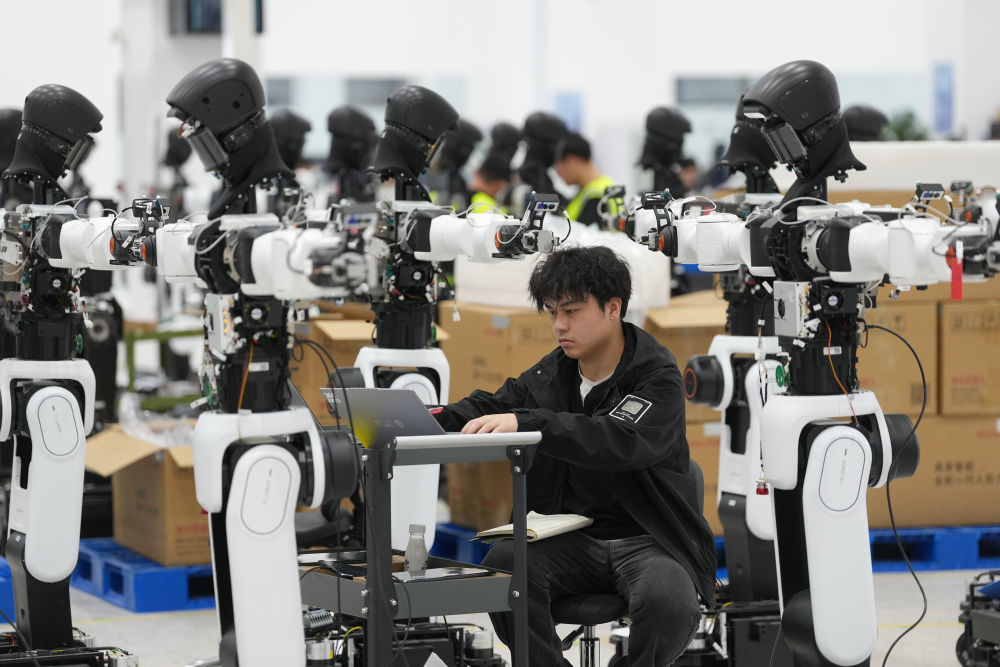 技术人员在宁波普智未来机器人有限公司组装人形机器人（3月24日摄）。新华社记者 黄宗治 摄