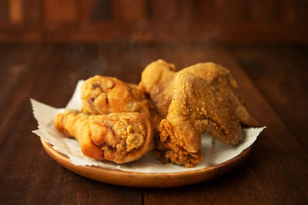摄图网_324229966_原食谱炸鸡餐盘木头盘子食_(企业商用).jpg