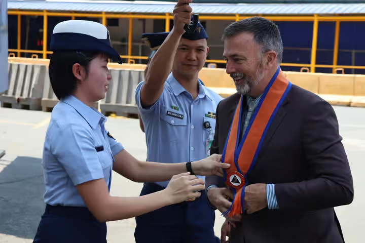 ▲菲律宾海岸警卫队与鲍威尔会面。(图源:“海光计划”智库)
