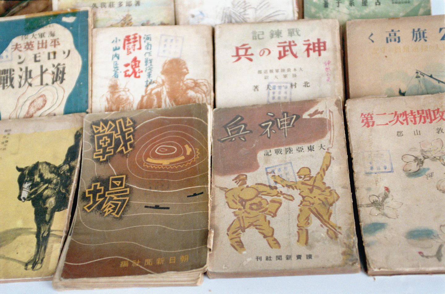 图为日本读卖新闻社、朝日新闻社当年出版的部分书籍，许多书名充斥着对侵华日军的美化。新华社记者陈天湖摄（传真照片）（1998年2月13日发）