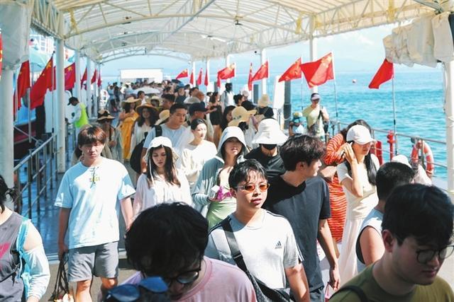 国庆假期，市民游客在蜈支洲岛旅游区登岛游玩。