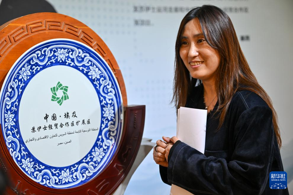 1月19日，在埃及苏赫奈泉，埃及泰达特区开发公司管理总监韦娜接受采访。新华社记者 辛梦晨 摄