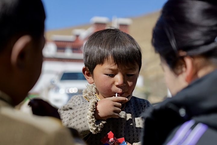 在回访期间,新华社记者给古荣村的小朋友们送去零食和糖果。新华每日电讯记者 周昱龙 摄
