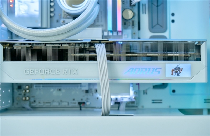 纯白搭配二次元!技嘉B850 AORUS ELITE-P ICE雕妹主板装机体验