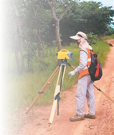 中土集团现场设计人员近期在赞比亚境内开展坦赞铁路激活项目设计勘察工作。曾佳辉摄