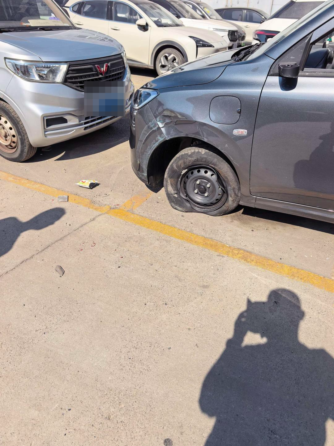 ▲车辆受损 受访者供图