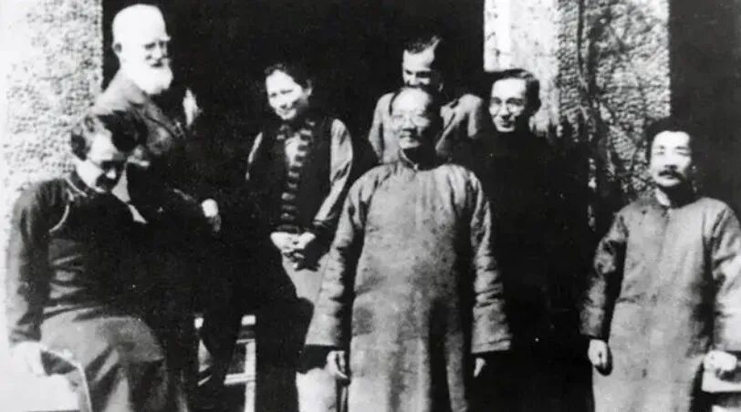图：右一鲁迅|右二林语堂
