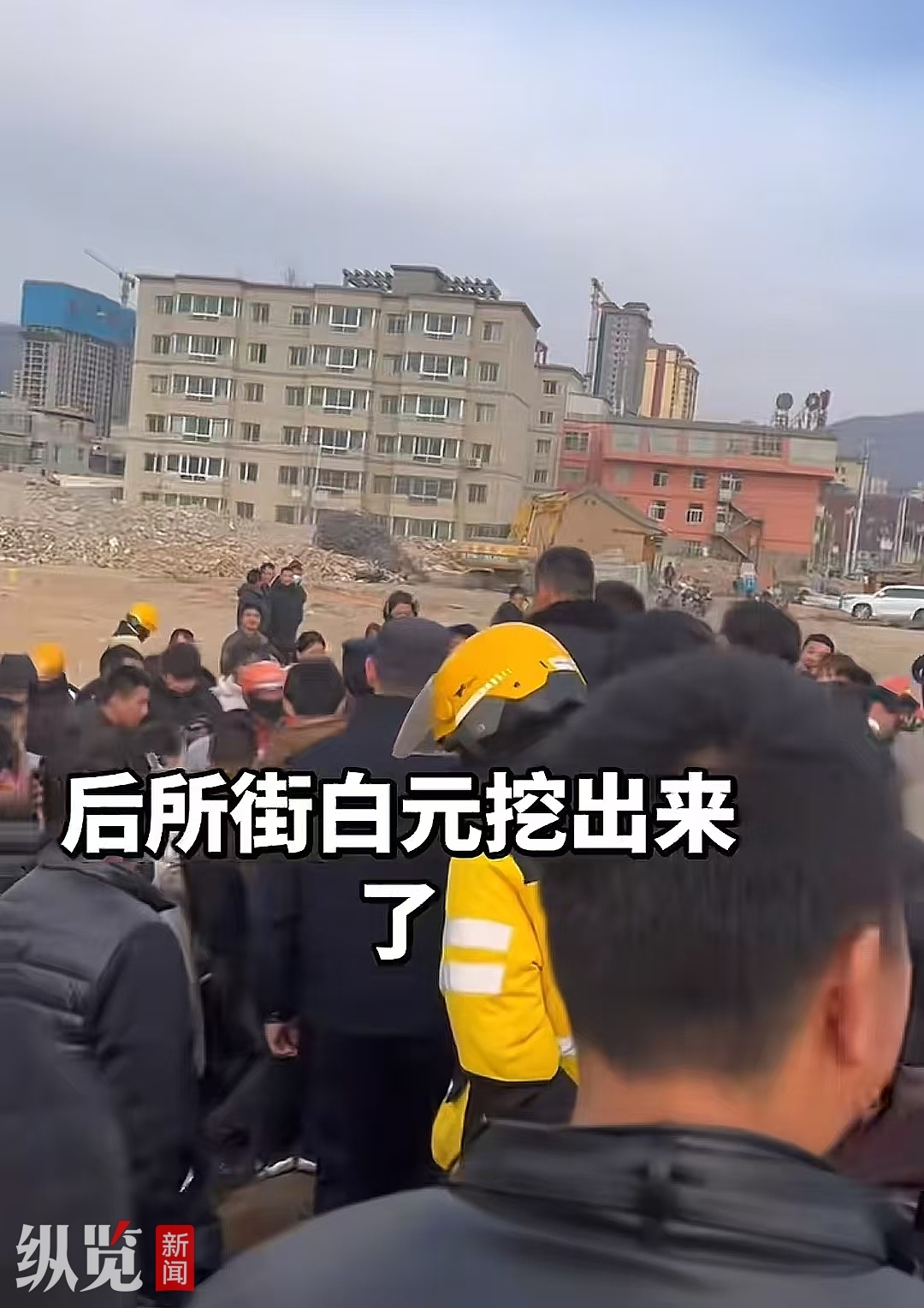 网友称多人在现场挖掘银元。(来源/视频截图)