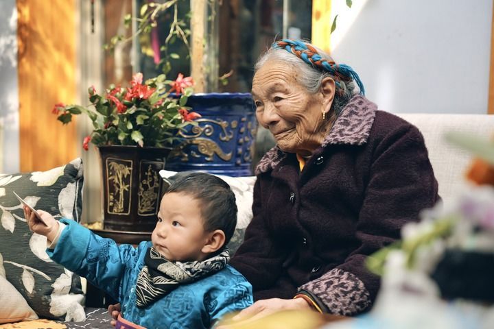 近日,陈明英在家中照看孩子。新华社记者 周昱龙 摄