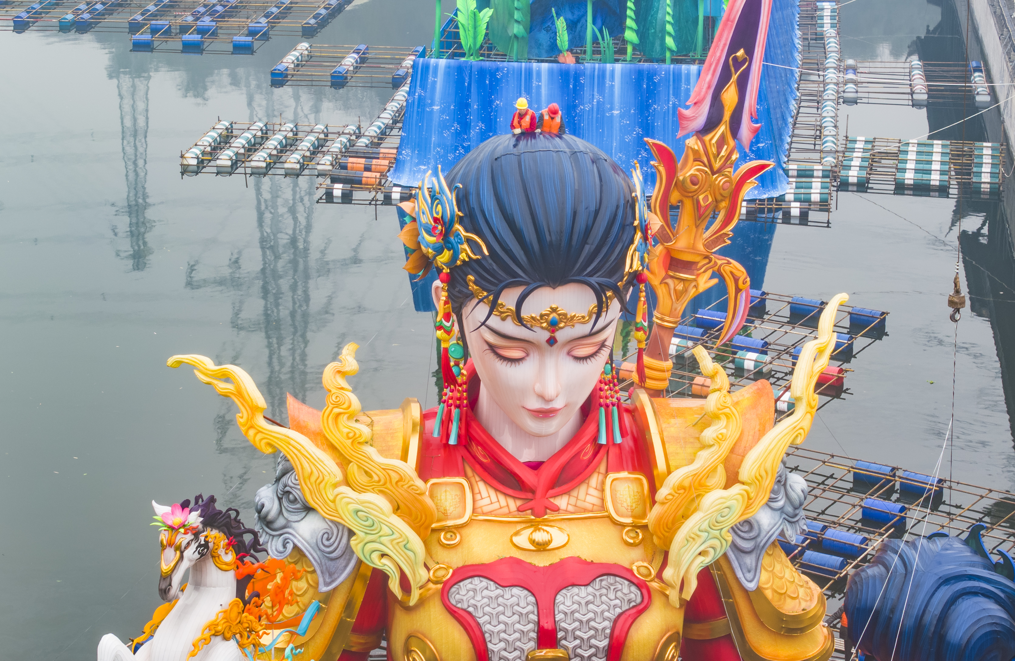 ▲2026重庆市新春灯会——“禧欢霓”园博园大型水上灯会，工人们正在抓紧搭建《巾帼良玉》灯组。记者 齐岚森 摄/视觉重庆