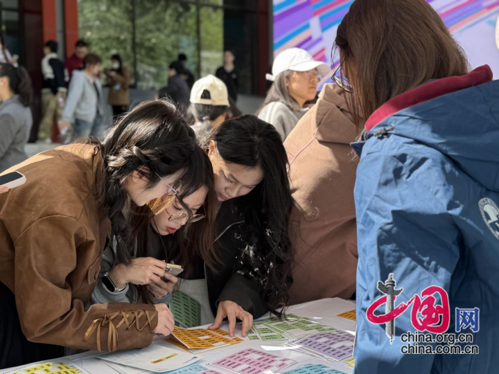 参与者体验“拼贴成诗”互动专区。中国网记者 刘佳 摄