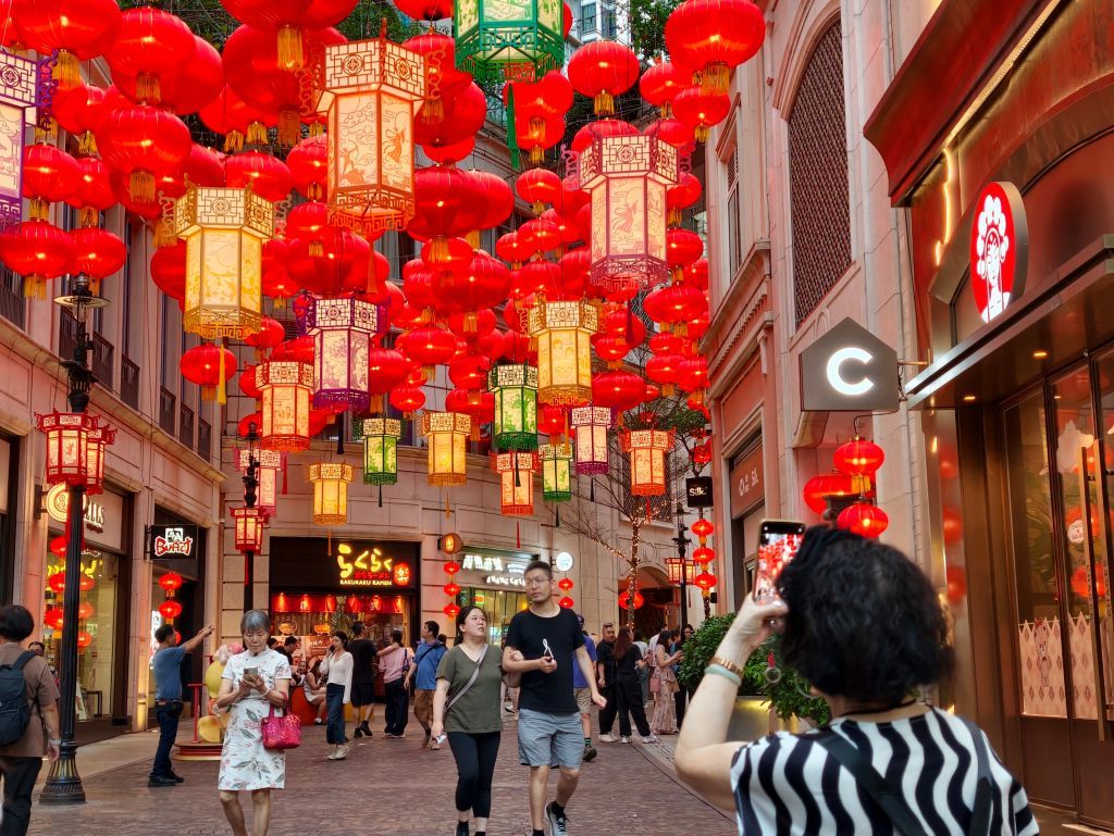 10月3日,游客在香港湾仔利东街拍照。新华社记者 贺小童 摄