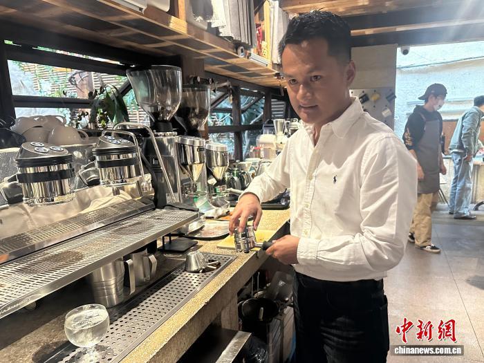 10月21日,“心邸咖啡”店主杜杰制作咖啡。 中新网记者 曹子云 摄