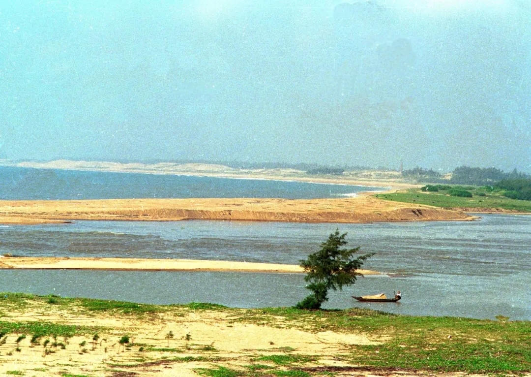 这是1993年5月拍摄的万泉河博鳌入海口。新华社记者 姜恩宇 摄