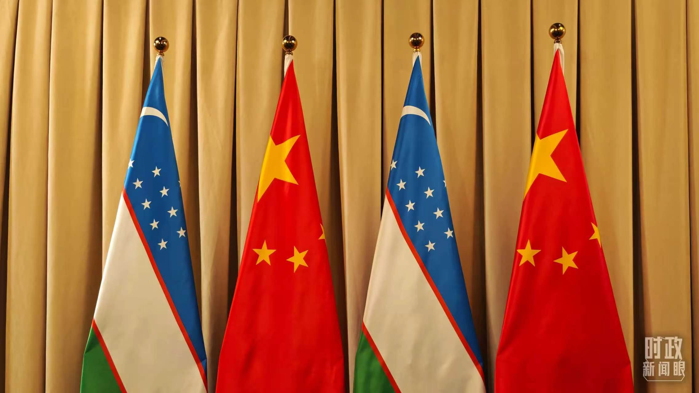△会见现场的中乌两国国旗。(总台央视记者高鑫翼拍摄)