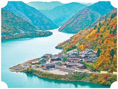 白马藏族乡亚者造祖村景色。图为本报记者宋豪新摄