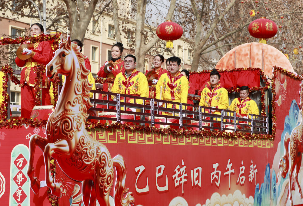 在新疆和田地区洛浦县举办2026年春节社火展演中，各族群众在表演中（2月17日摄）。新华社发（买买提艾力&middot;艾尼瓦尔 摄）