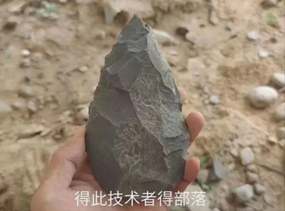 阿舍利手斧的制作过程（图/视频截图）