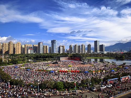 （组图）国庆升国旗仪式(分离图)10月1日上午，玉溪市在聂耳广场举行国庆升国旗仪式。通讯员 普学文 摄原图.jpg