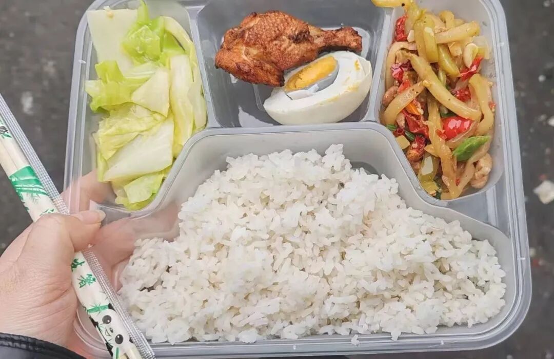 李泽昀凭票领到的盒饭。(图/受访者供图)