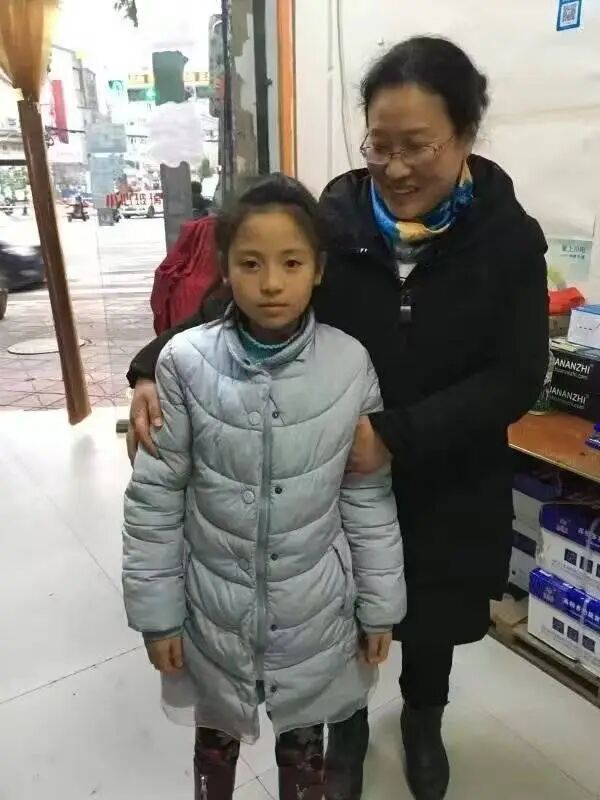 张筝刚到蒋老师家不久，“母女”俩的合照。图据受访者蒋贤芳