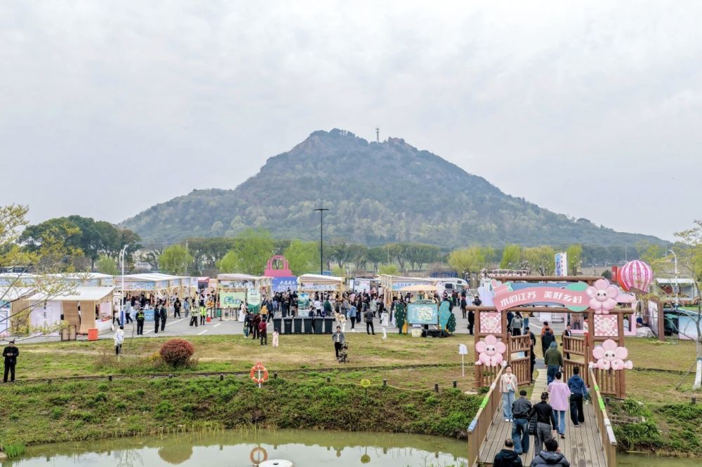 图为在阳山镇桃心小岛举行的春日市集场景。新华社发