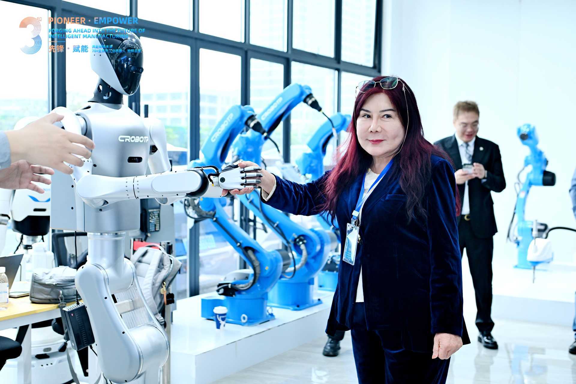 卡诺普举办第三届全球合作伙伴大会：轮式人形机器人亮眼抢镜！-展超网