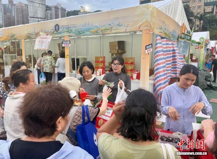 6月7日,香港河南联谊总会“好想你”品牌摊位的养生枣品吸引众多香港市民和外籍人士驻足选购。中新社记者 戴小橦 摄