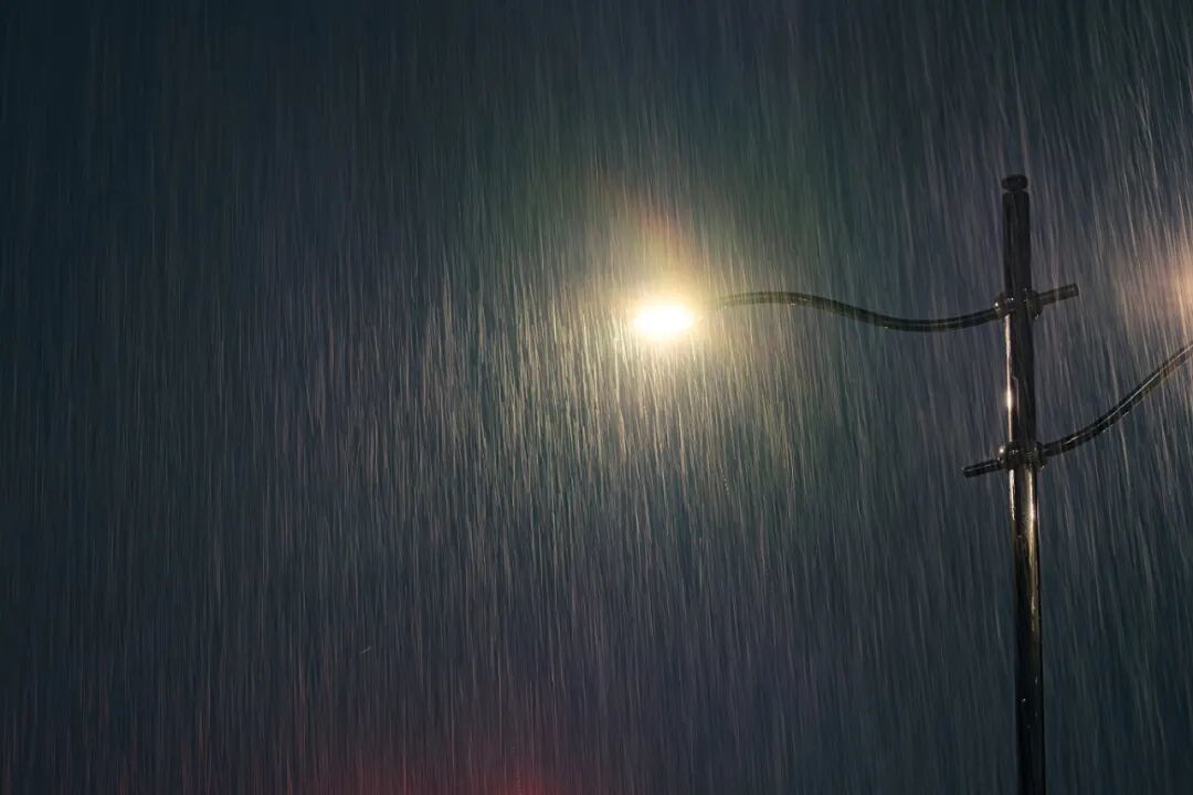 摄图网_507744520_梅雨季雨水从空中淋下_(企业商用) (1).jpg