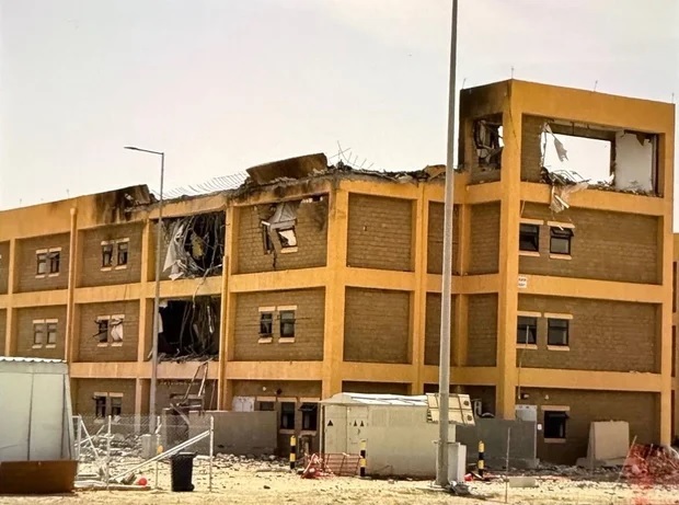 科威特阿里夫詹基地一栋建筑在被命中后损坏