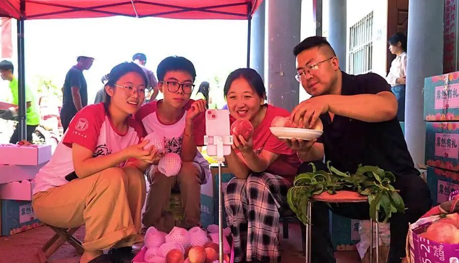 邓卫军和家人直播卖桃。受访者供图