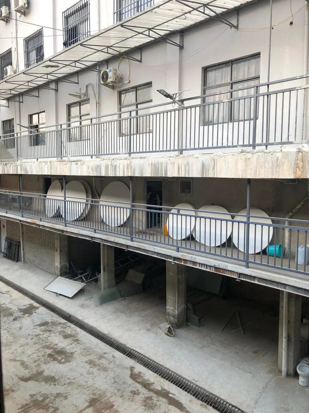 ▲铁栏之间疑似装有监控摄像头