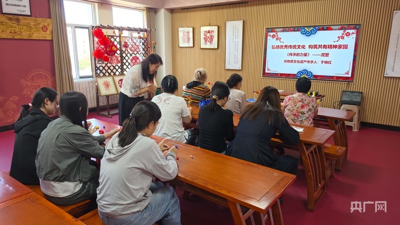 社区居民参加非遗体验课(央广网记者 杨亚东 摄)