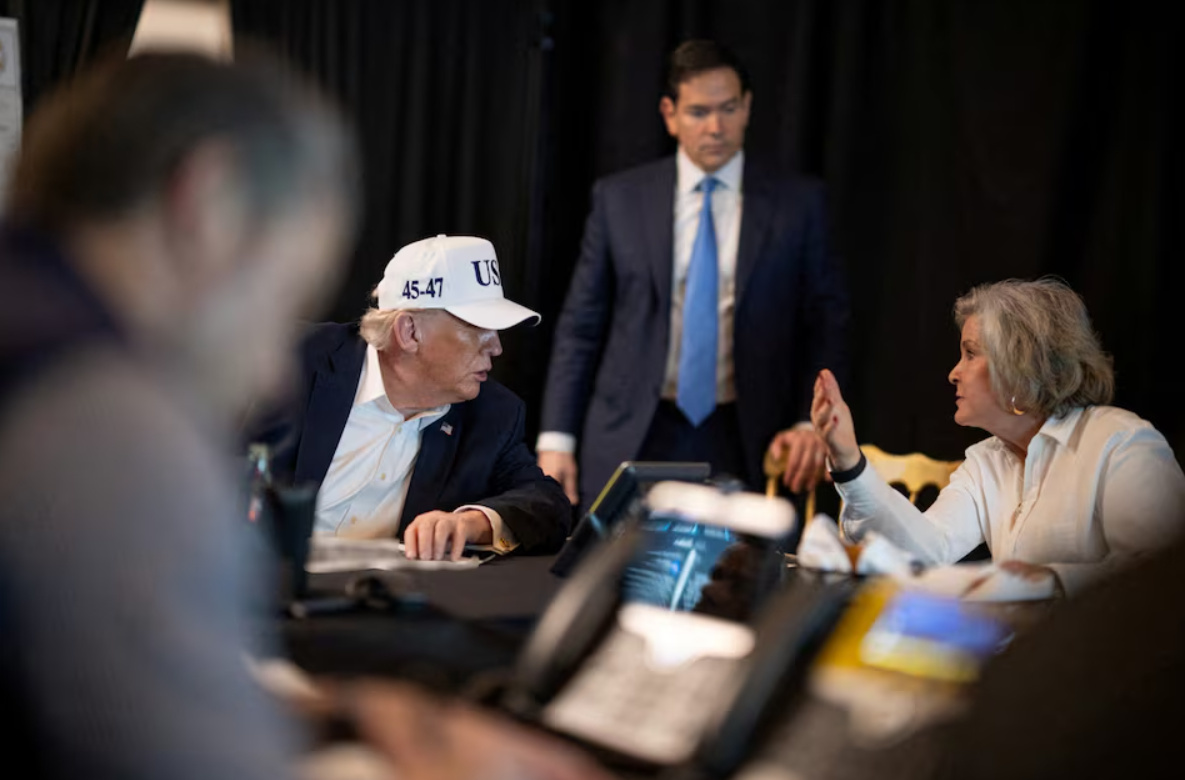 2月28日，特朗普在海湖庄园，与白宫幕僚长威尔斯和国务卿鲁比奥就伊朗军事行动进行交谈。白宫