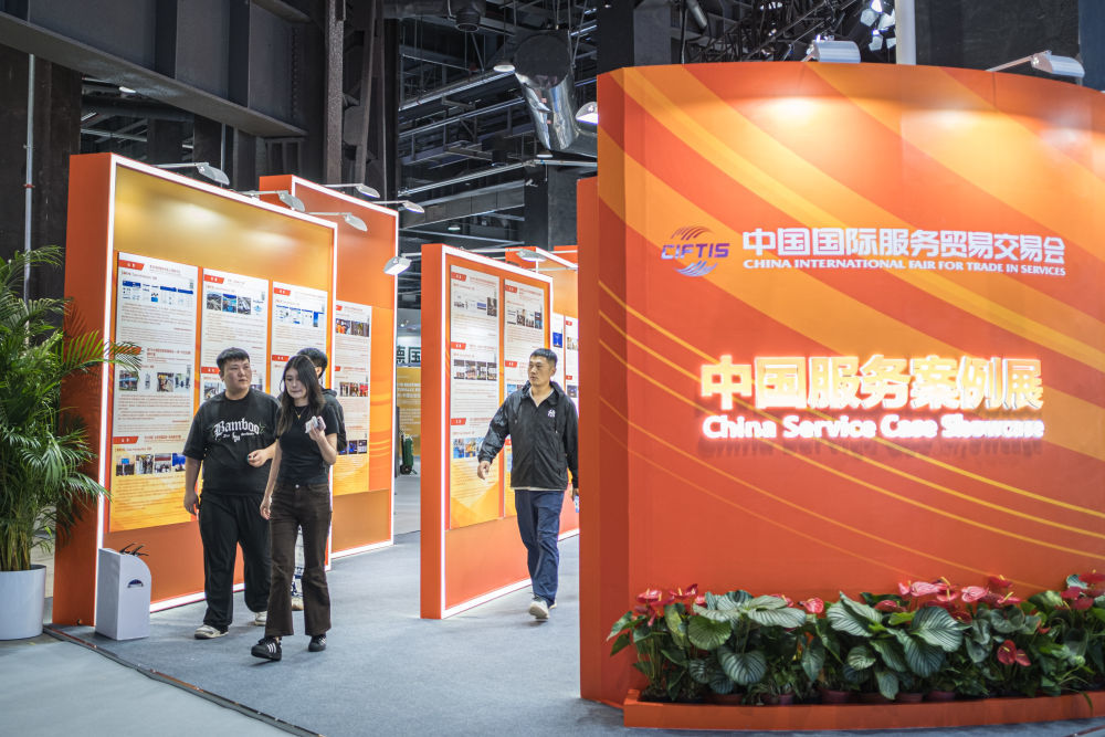 9月9日，观众参观服贸会中国服务案例展。新华社记者 孟佳 摄