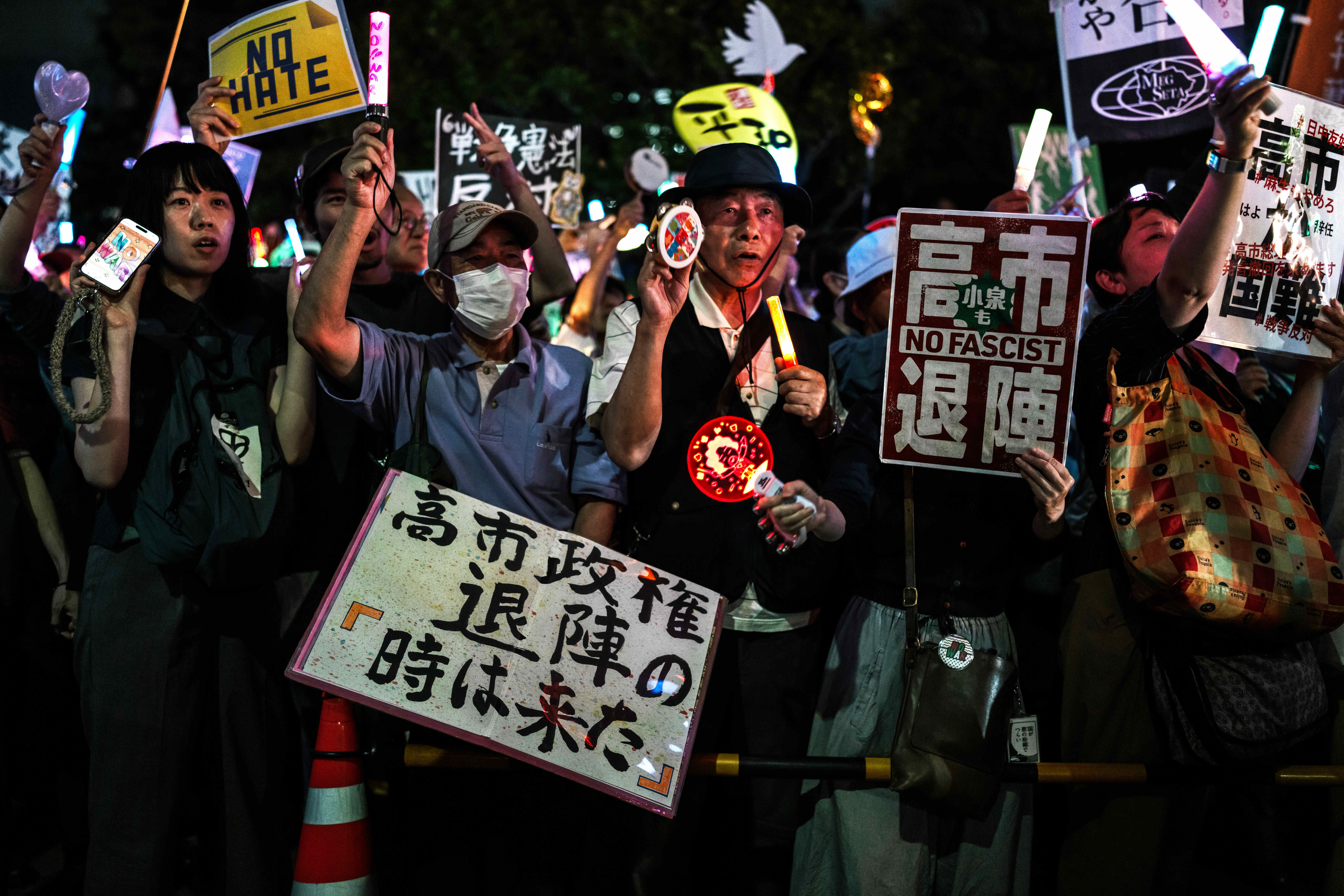 5月29日，在位于日本东京的国会议事堂前，民众手持标语参加抗议集会。新华社记者贾浩成摄