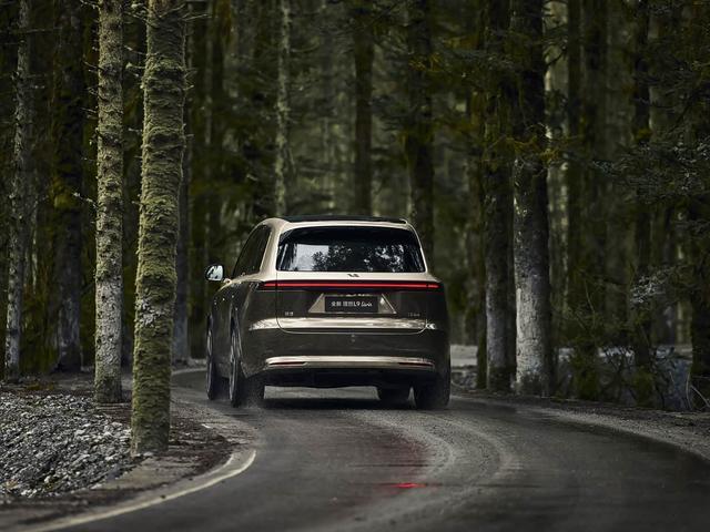小米理想“心有灵犀”,干了同一件事,又把增程友商“架起来烤”