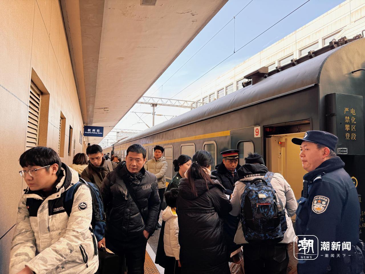 乘客们上下车。王伊灵/摄