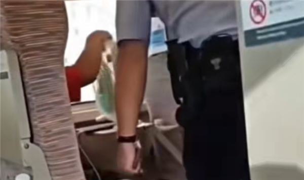 高铁乘客倏得拿出台式电电扇吹风被劝戒 12306恢复：能带但不行用