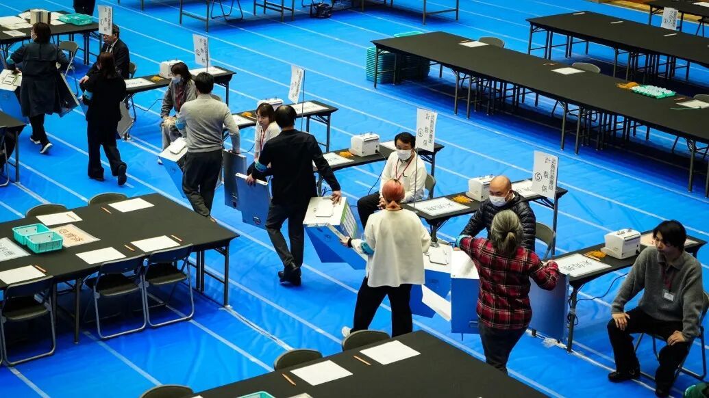 2月8日，在日本东京，工作人员在一处计票站内工作。新华社 图