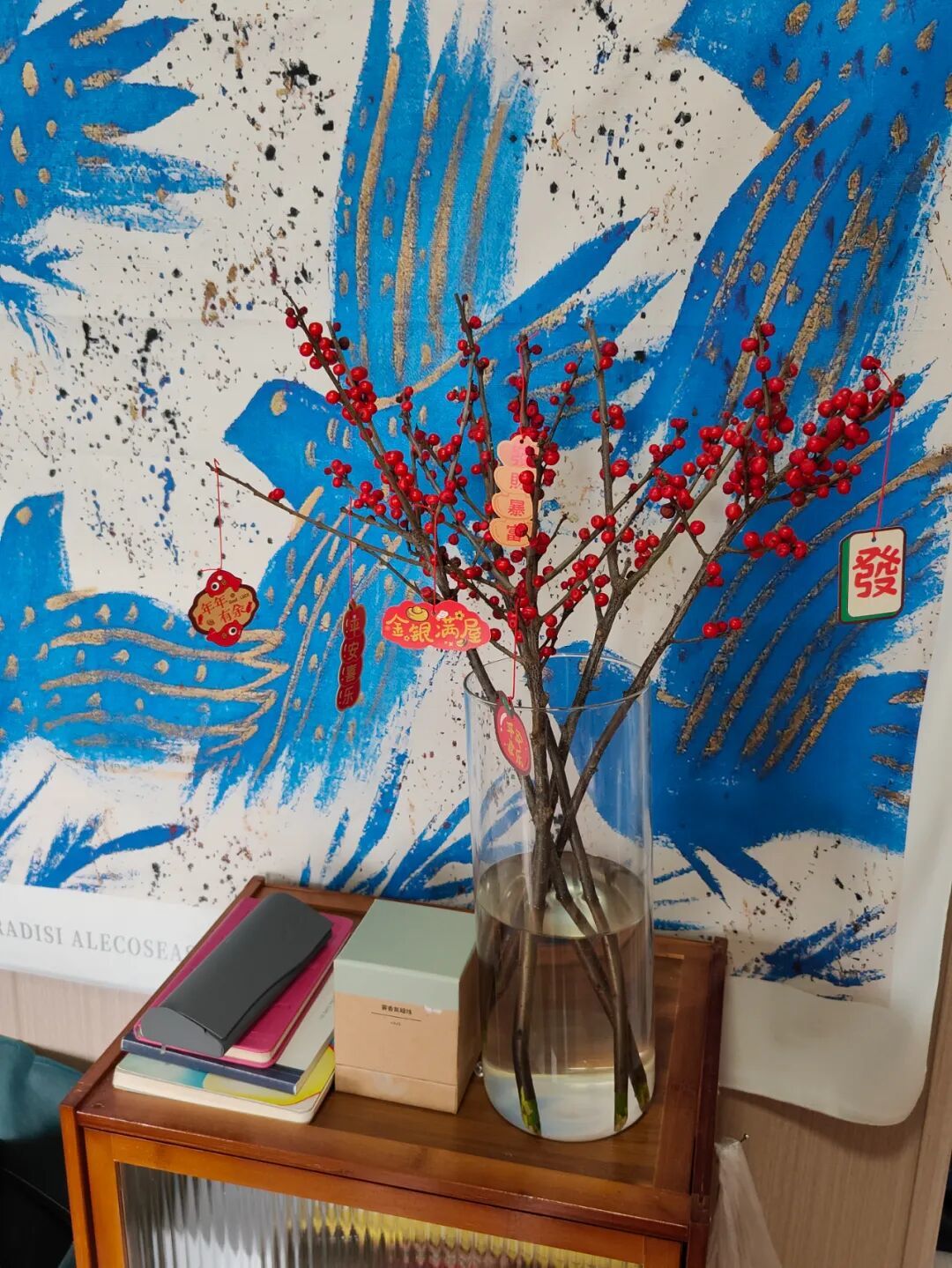 小鹏在网上买来装点春节氛围的冬青/受访者供图