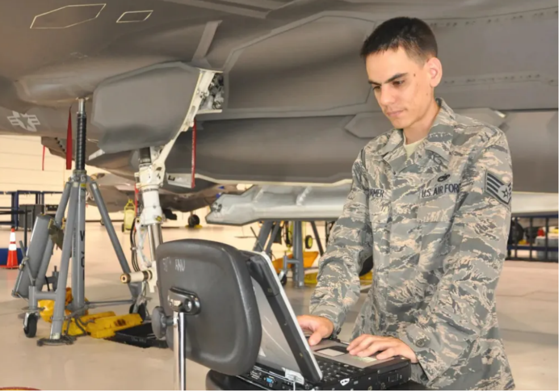 美军人员正在用电脑查看维护数据。图源:美媒