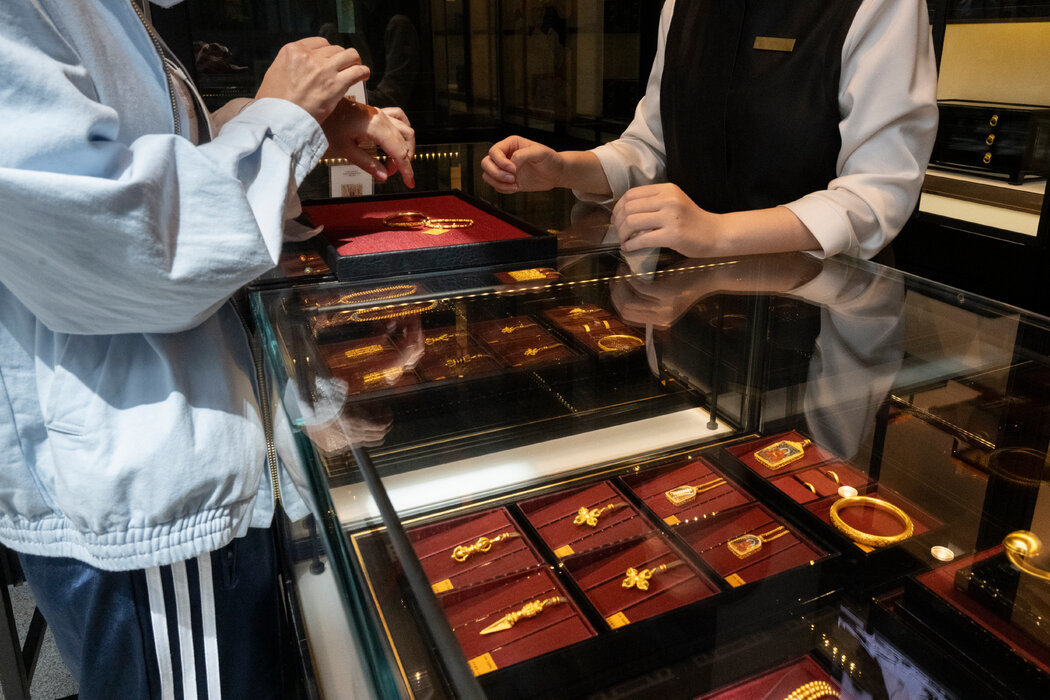 北京的老铺黄金门店，其家具融入了故宫的元素。《纽约时报》
