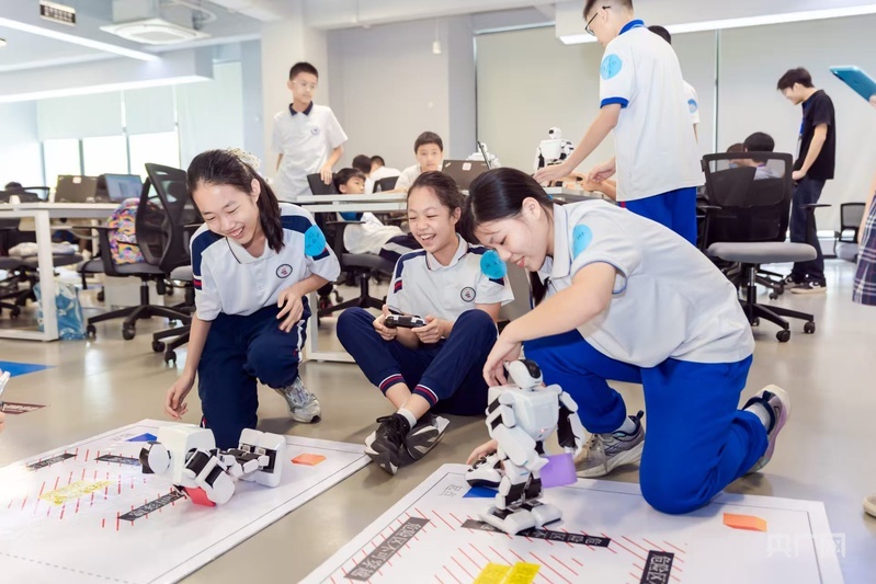 青少年们在广州湾区少年科学院组织下开展活动(央广网发 受访者供图)