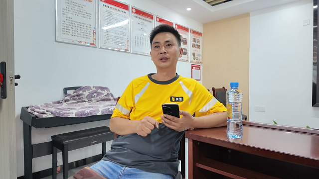 9h黄志良接受记者采访。.png